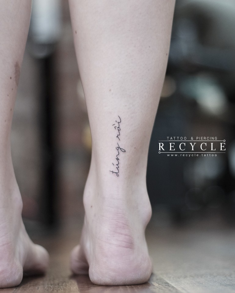 Hình xăm chữ ý nghĩa trên cổ chân như lời nhắc nhở mỗi ngày