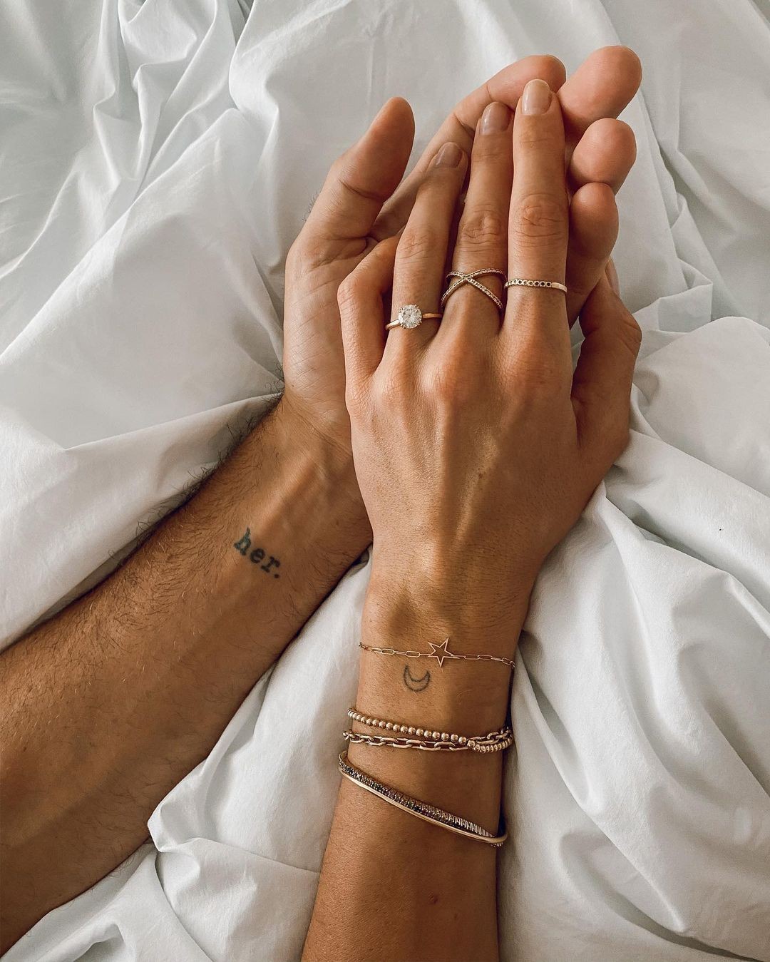 Hình xăm chữ 'her' trên cổ tay