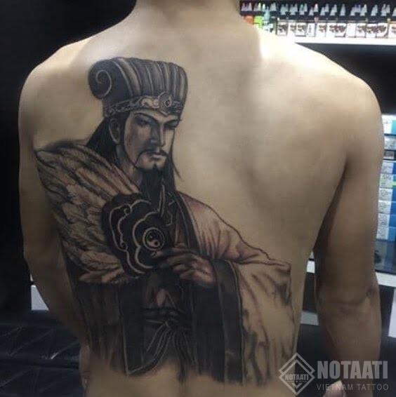 Gia Cát Lượng ở trên lưng, thể hiện sự mạnh mẽ và uy nghiêm.