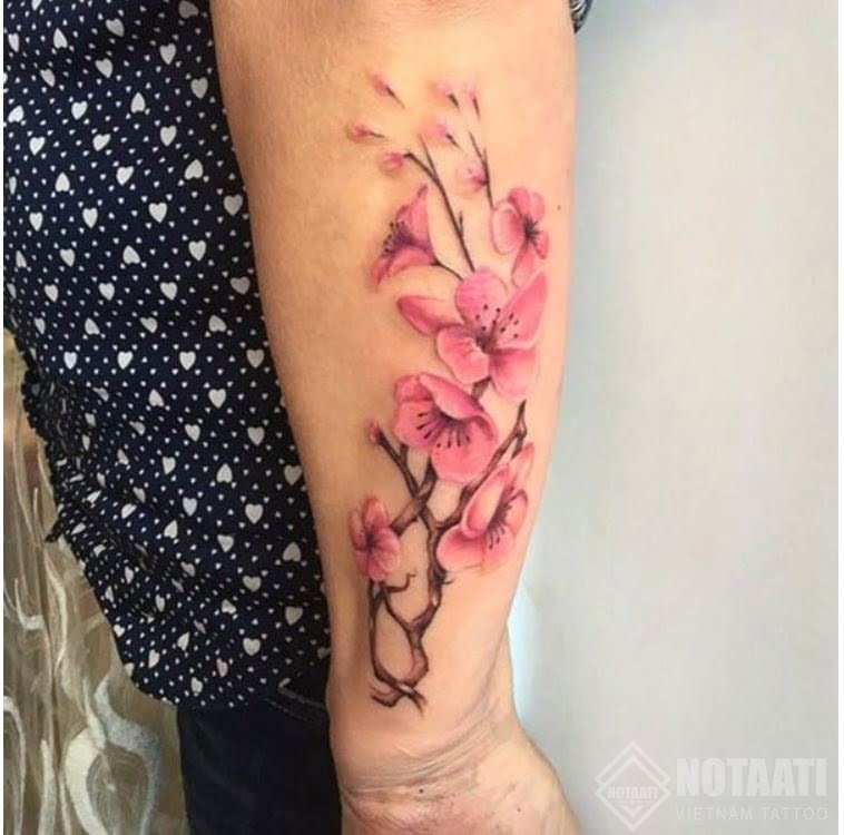 Hình xăm hoa đào ở cánh tay