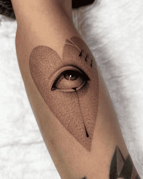 Biểu tượng mắt thần Horus với màu sắc ấn tượng