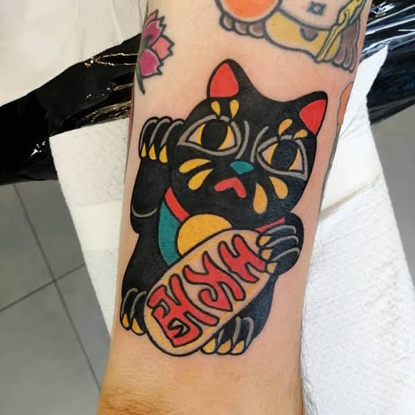 Hình xăm mèo thần tài màu đen
