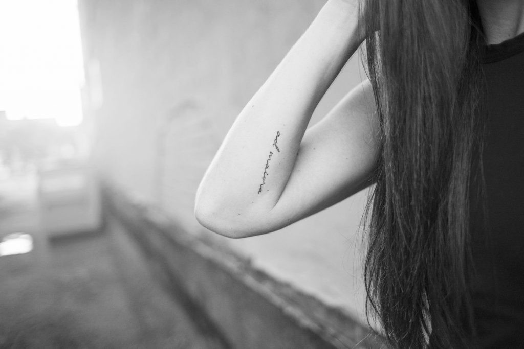 Dòng chữ "Ad Maiora" mang ý nghĩa "hướng tới những điều lớn lao hơn".