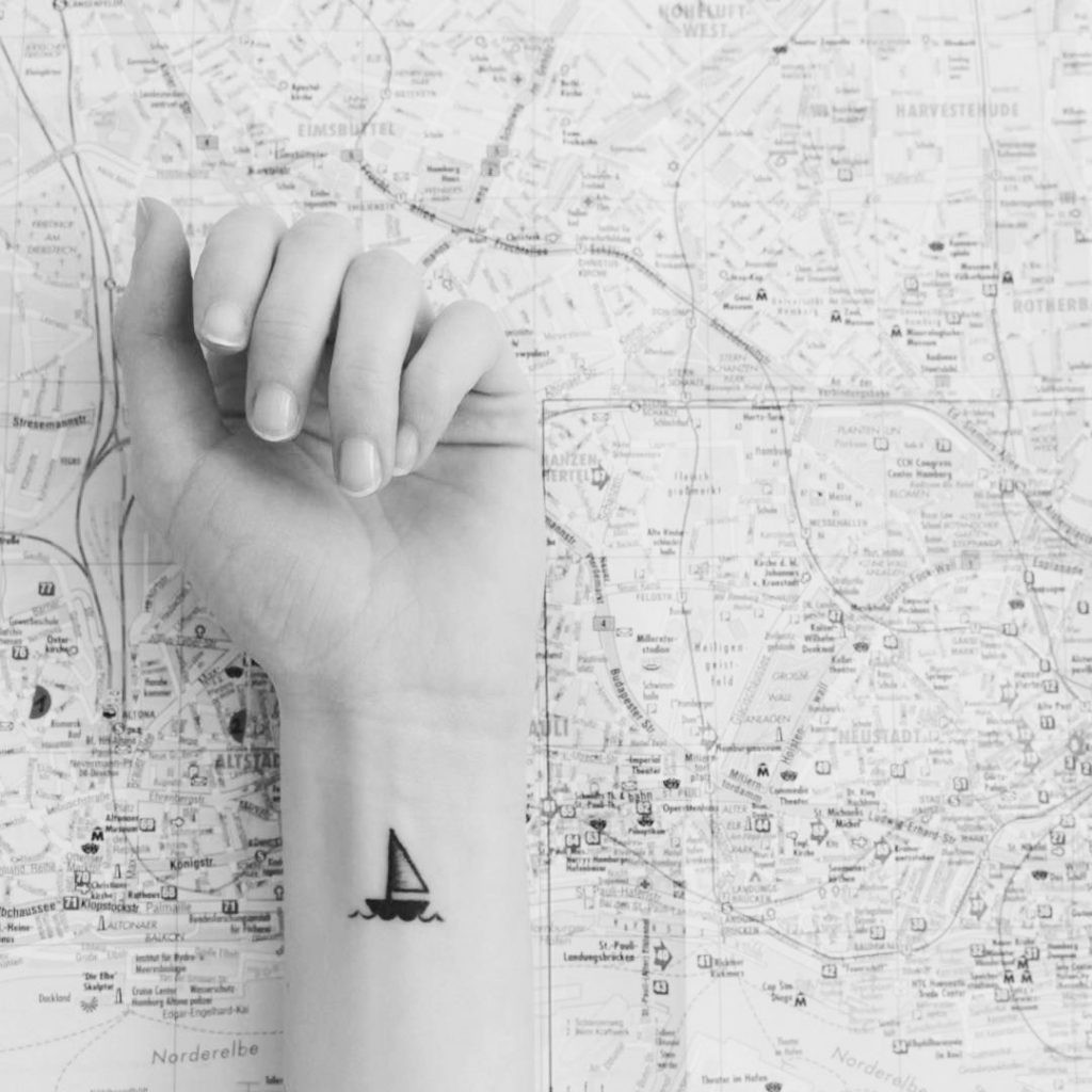 Hình xăm con thuyền nhỏ tượng trưng cho sức mạnh và sự kiên định.