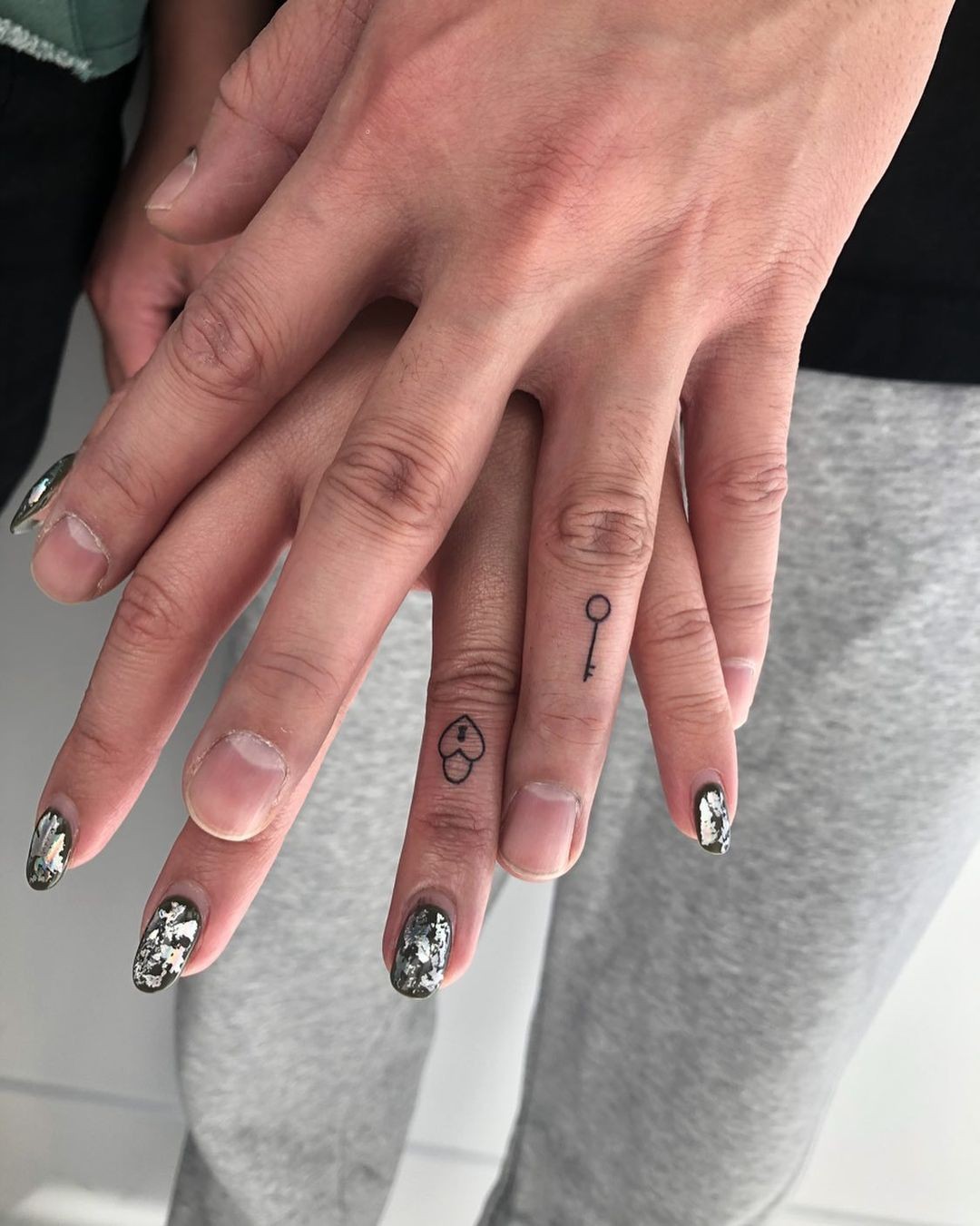 Hình xăm cặp đôi ổ khóa và chìa khóa