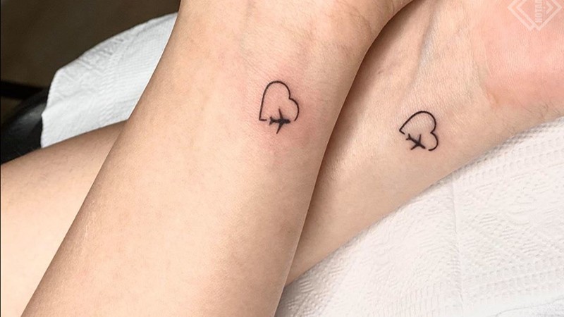 Hình xăm trái tim và máy bay mini ở cổ tay, biểu tượng tình yêu và hành trình đôi