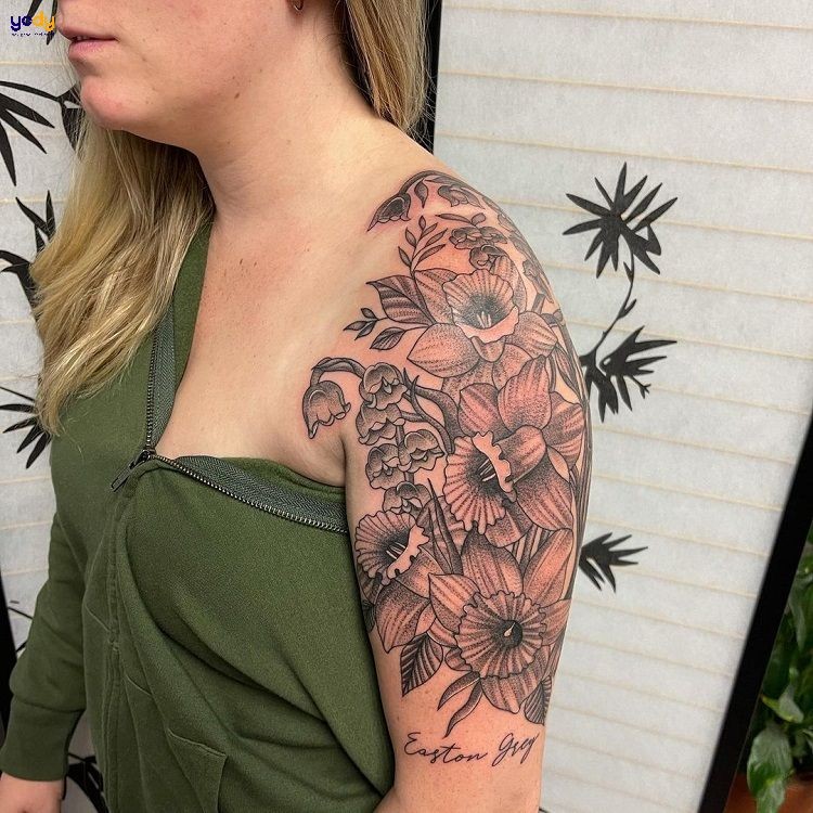 Hình xăm hoa trên vai đẹp cho nữ