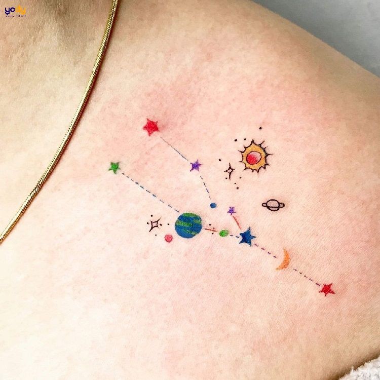 Xương quai hình xăm ở vai trước cho nữ