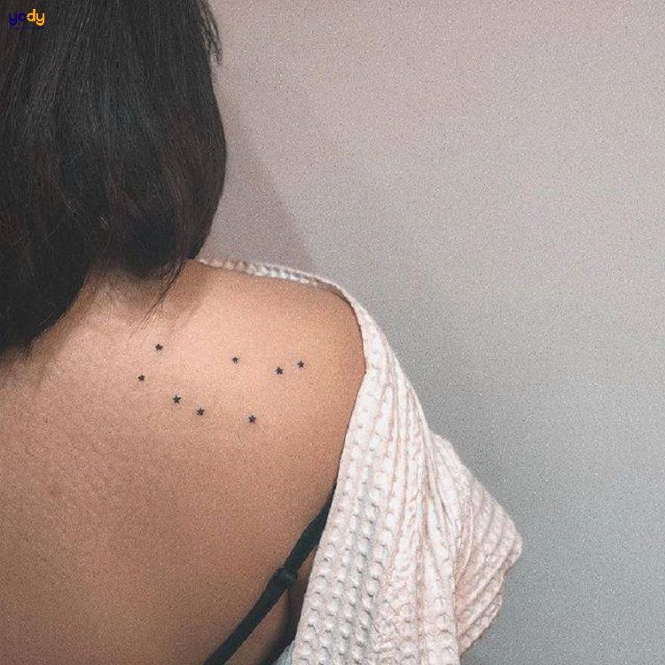 Hình xăm hoàng đạo ở vai trước cho nữ