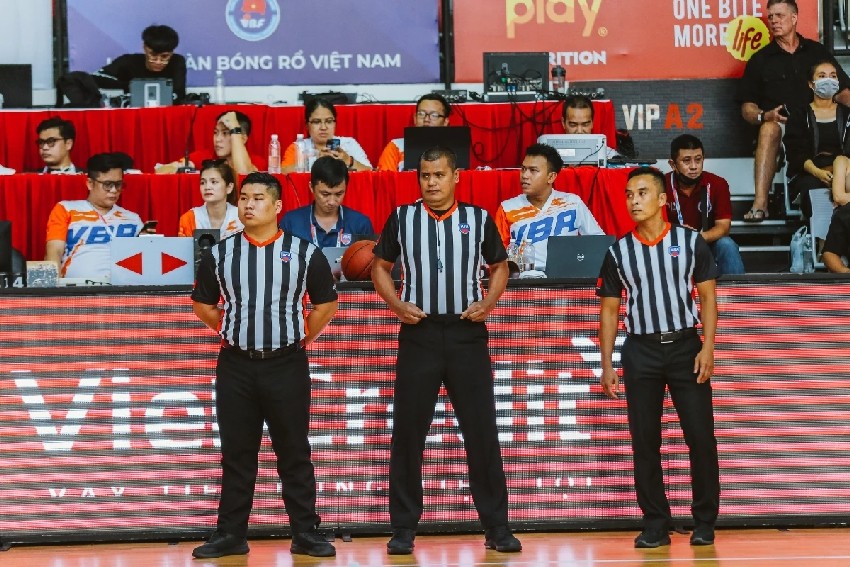 Một cầu thủ sẽ bị truất quyền thi đấu nếu anh ta vi phạm hai lỗi phản tinh thần thể thao