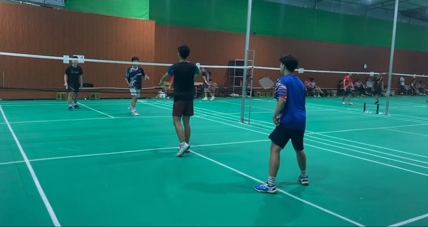 Mặt sân bằng phẳng, dải thảm chống trơn trượt