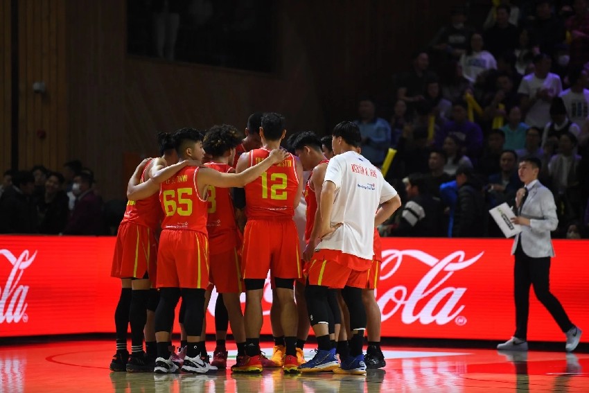 Mỗi đội bóng rổ cũng cần huấn luyện viên chính và một trợ lý