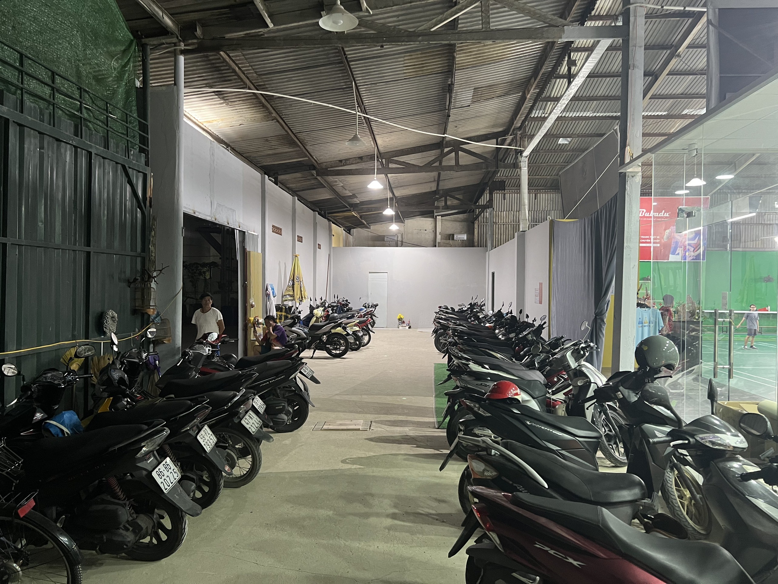 Bãi đậu xe rộng rãi, an toàn tại Câu lạc bộ Cầu lông An Phú