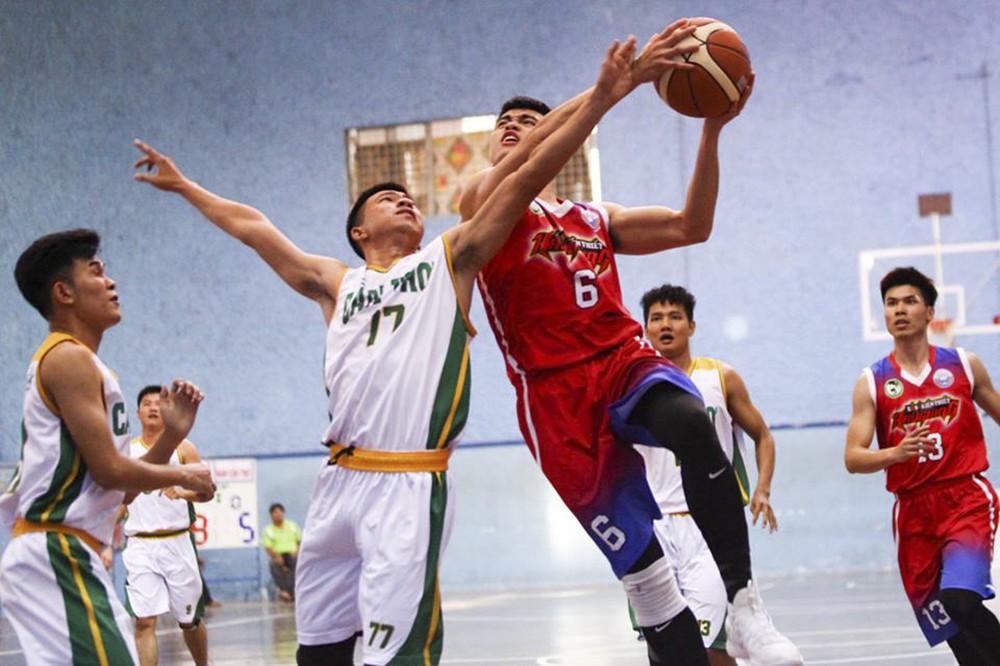 Khi trọng tài phát bóng giữa các cầu thủ từ hai đội, hành động này được đặt tên là “nhảy tranh bóng”