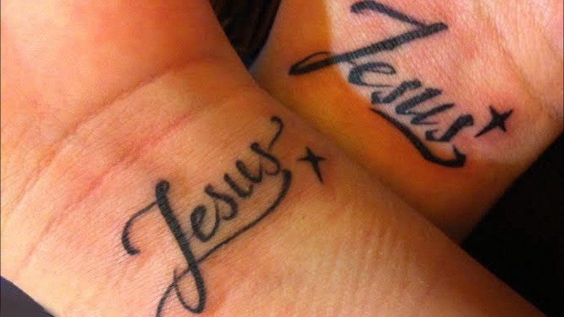 Hình xăm chữ Jesus cho nam những ai theo đạo Thiên Chúa và có niềm tin vào Chúa