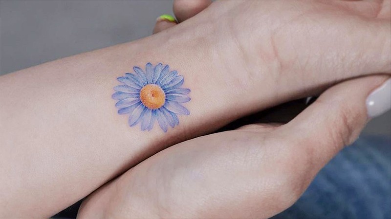 Hình xăm hoa cúc cho nữ biểu tượng cho sự sức khỏe, trường thọ