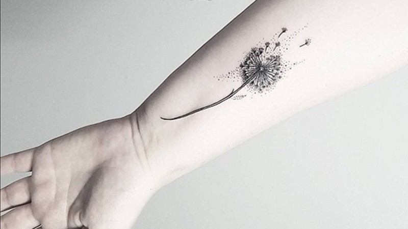 Hình xăm hoa bồ công anh cho nữ tượng trưng cho ước mơ và khát vọng