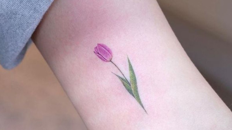 Hình xăm hoa tulip cho nữ vẻ đẹp mỏng manh nhưng đầy sức sống
