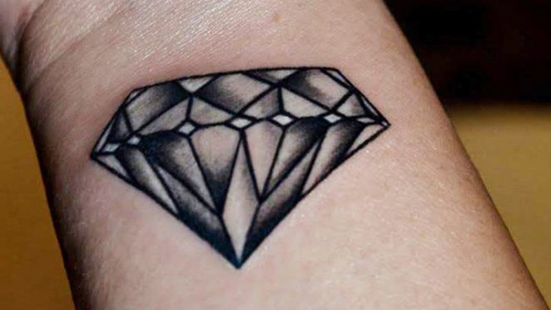 Hình xăm kim cương đơn trên cổ tay cho nam