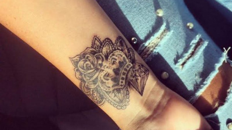 Hình xăm kim cương kết hợp vương miện cho nam tượng trưng cho quyền lực