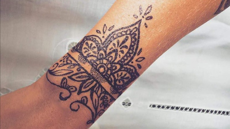 Xăm vòng tay bản to dạng hoa văn đặc biệt trên cổ tay