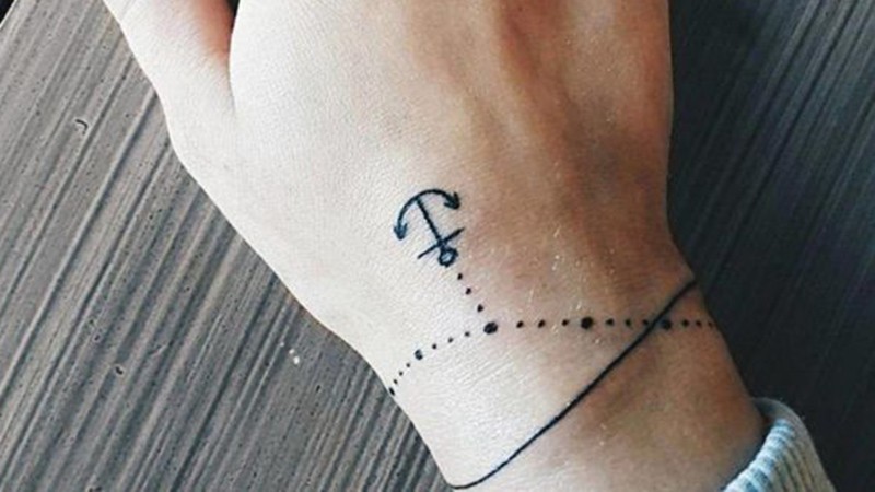 Xăm vòng tay hình mũi neo tượng trưng cho sự quyết tâm, đam mê và sự mạnh mẽ