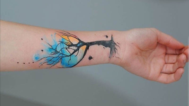 Hình xăm tán cây màu xanh và vàng cam