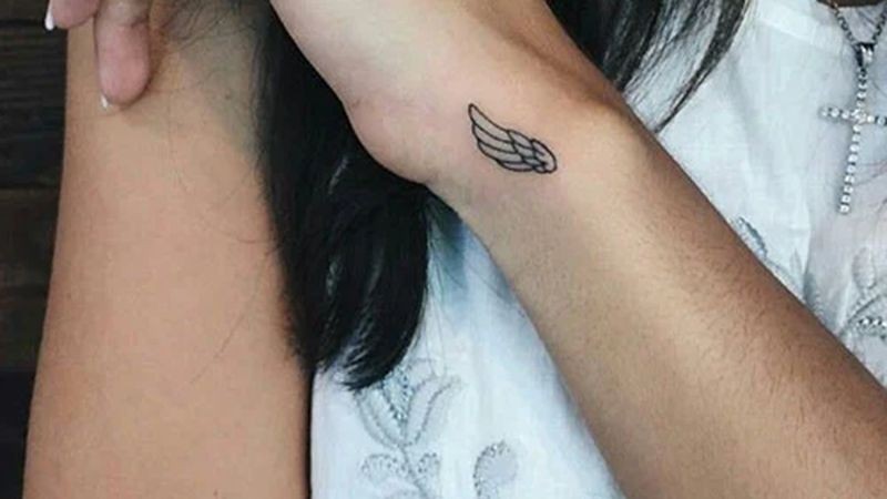 Hình xăm cánh thiên thần đơn giản hóa, kích thước nhỏ ở cổ tay