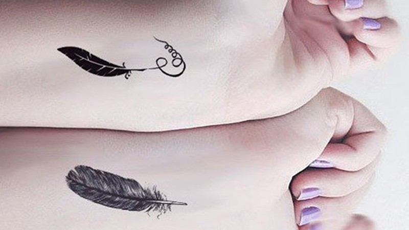 Hai dạng xăm lông vũ màu đen thường gặp ở cổ tay