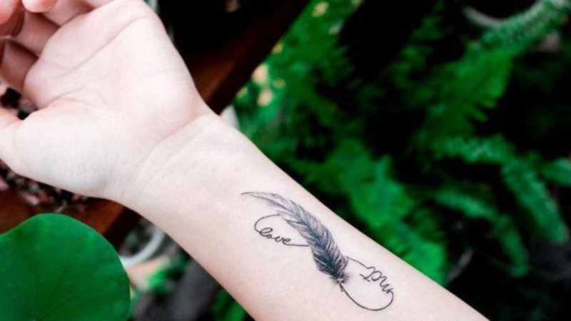 Hình xăm lông vũ kết hợp chữ Love mct