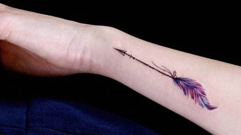 Hình xăm lông vũ nhiều màu kết hợp với mũi tên