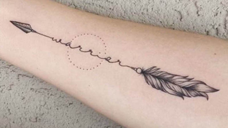 Hình xăm lông vũ kết hợp mũi tên, vòng tròn và dòng chữ warrier