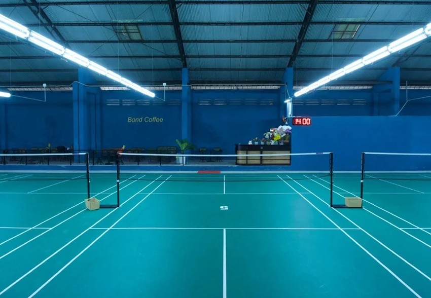 Sân cầu lông 4T Badminton Triều Khúc có cả khu vực bán đồ uống