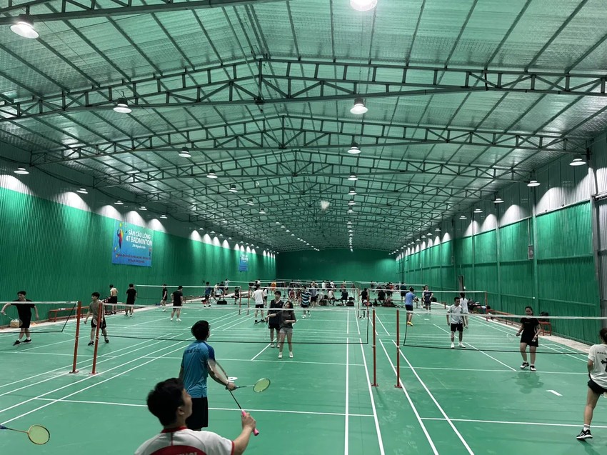 Sân cầu lông 4T Badminton Triều Khúc có có tới 15 sân tập đạt tiêu chuẩn