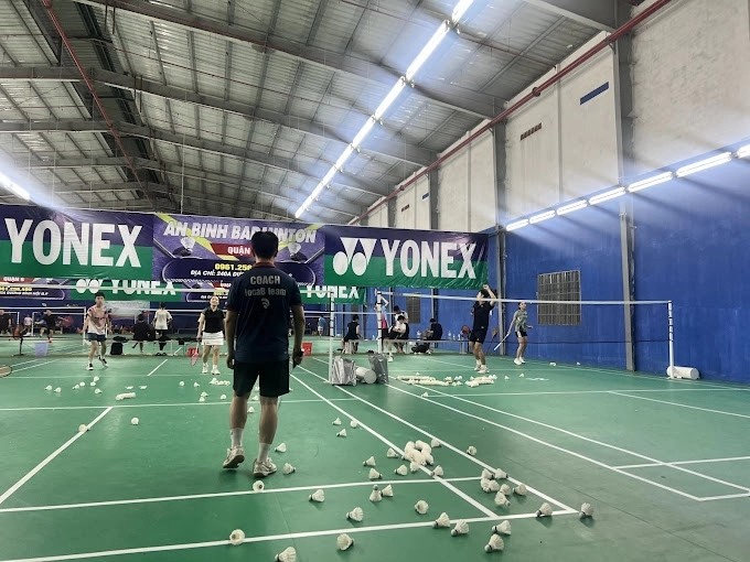 Không gian nghỉ ngơi và các tiện ích hỗ trợ tại sân cầu lông An Bình