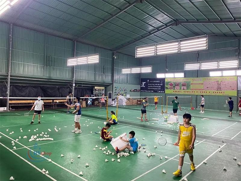 Sân cầu lông Cao Lỗ thu hút đông đảo lông thủ phong trào