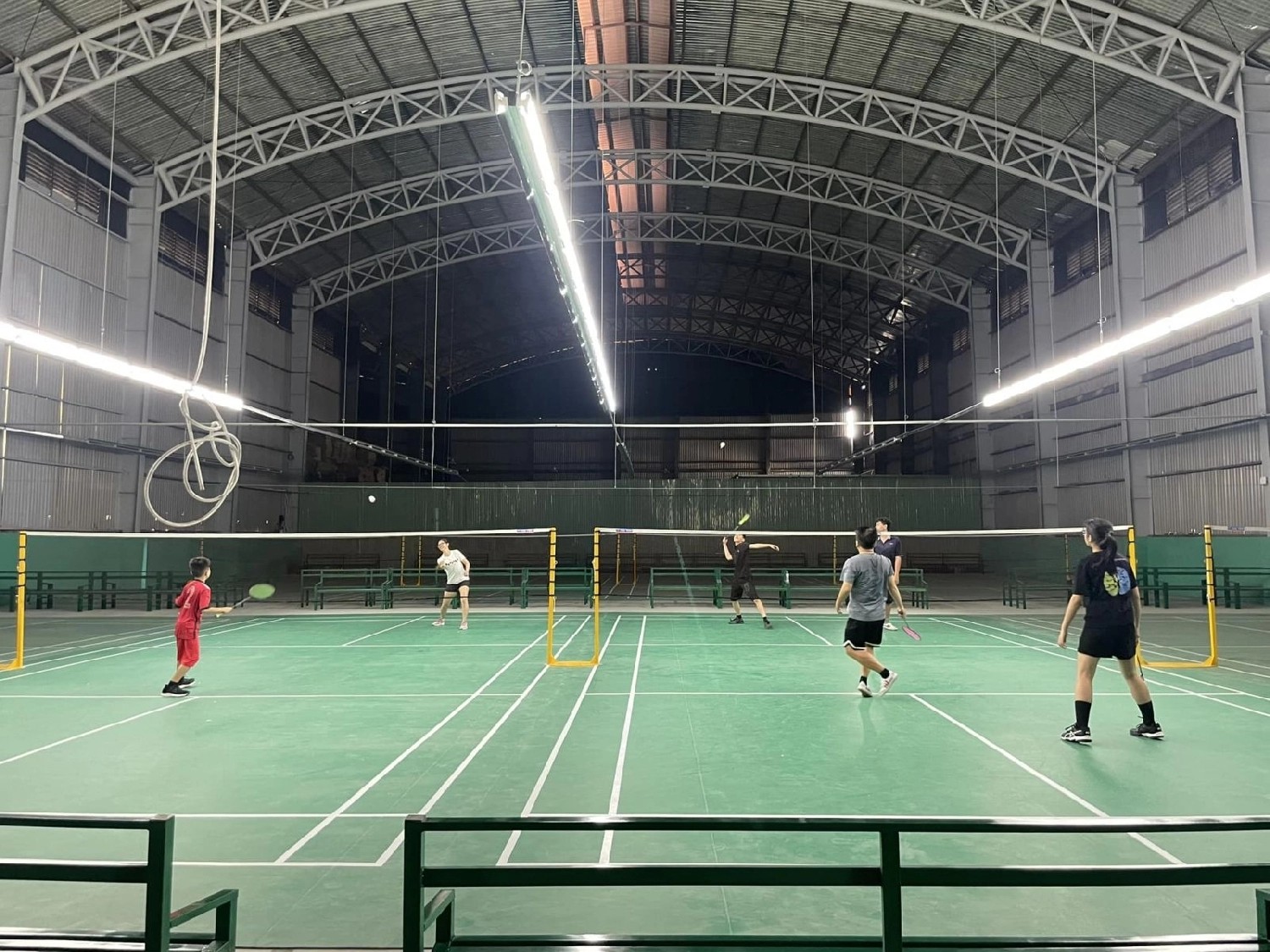 trần của sân cầu lông Đầm Sen rất cao