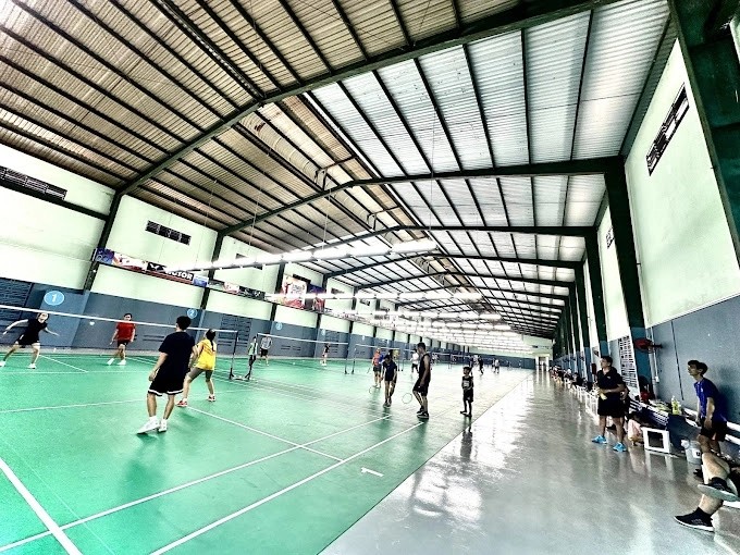 Không gian bên trong sân cầu lông Đức Kim với các ghế ngồi tiện nghi