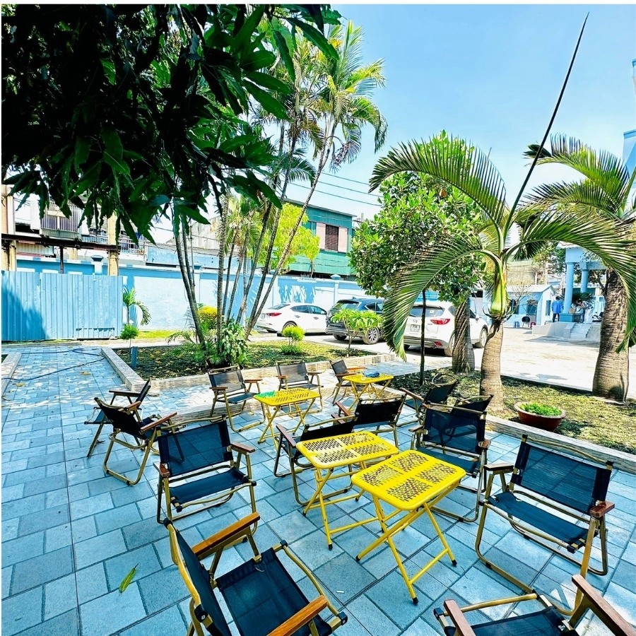 Cận cảnh một góc sân cầu lông Đức Kim sạch sẽ và hiện đại