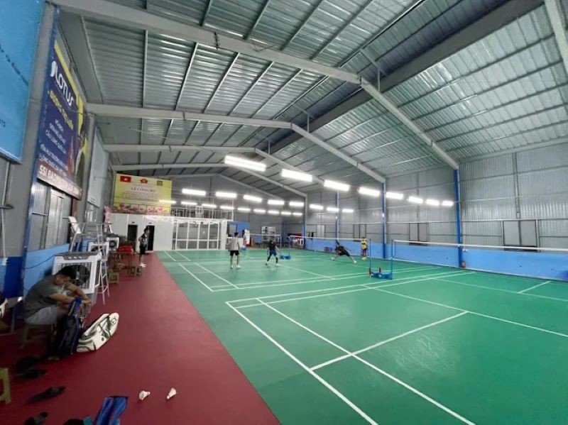 Trần nhà Sân cầu lông Dương Gia HX thấp, phù hợp với người chơi đánh cầu thấp - Nguồn: Internet