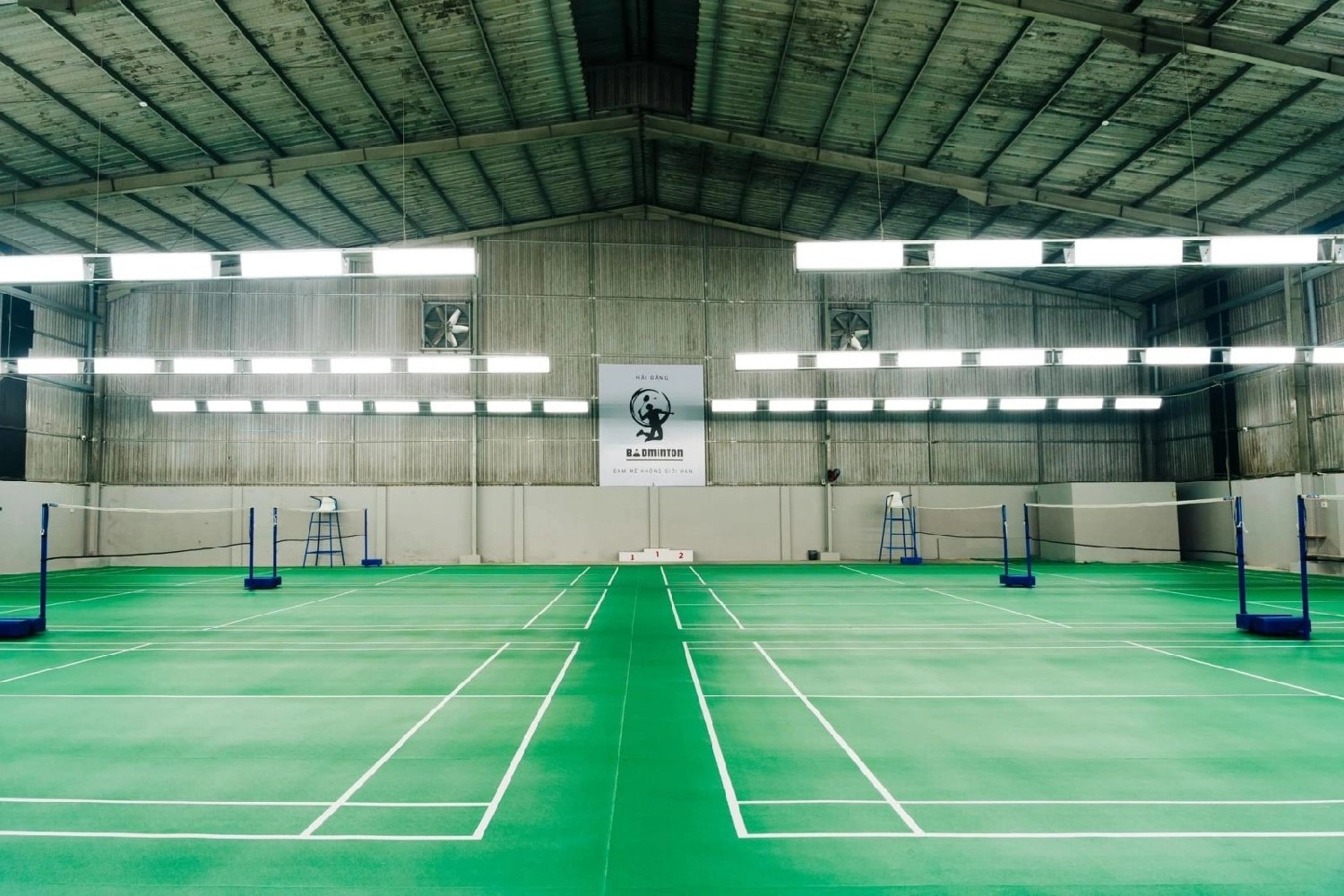 Khu vực nghỉ ngơi thoáng mát cạnh sân cầu lông