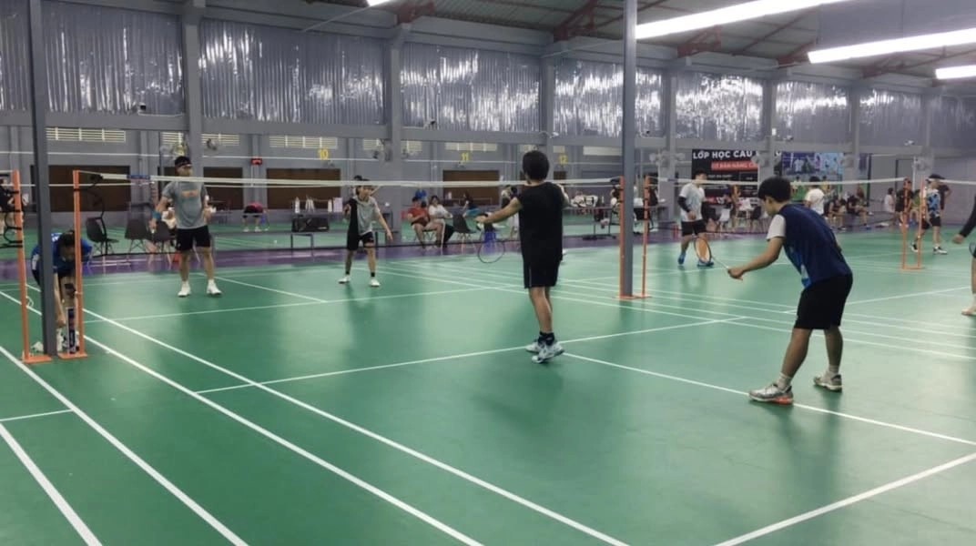 Sân cầu lông Nguyễn Trọng Quyền nhìn từ ngoài