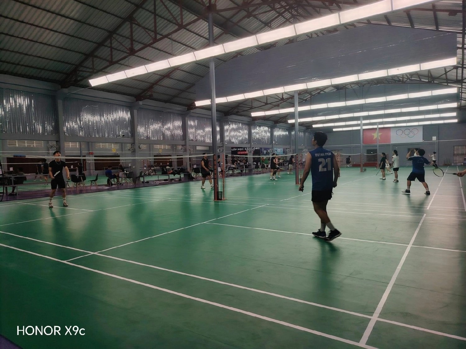 Khu vực sân cầu lông Nguyễn Trọng Quyền