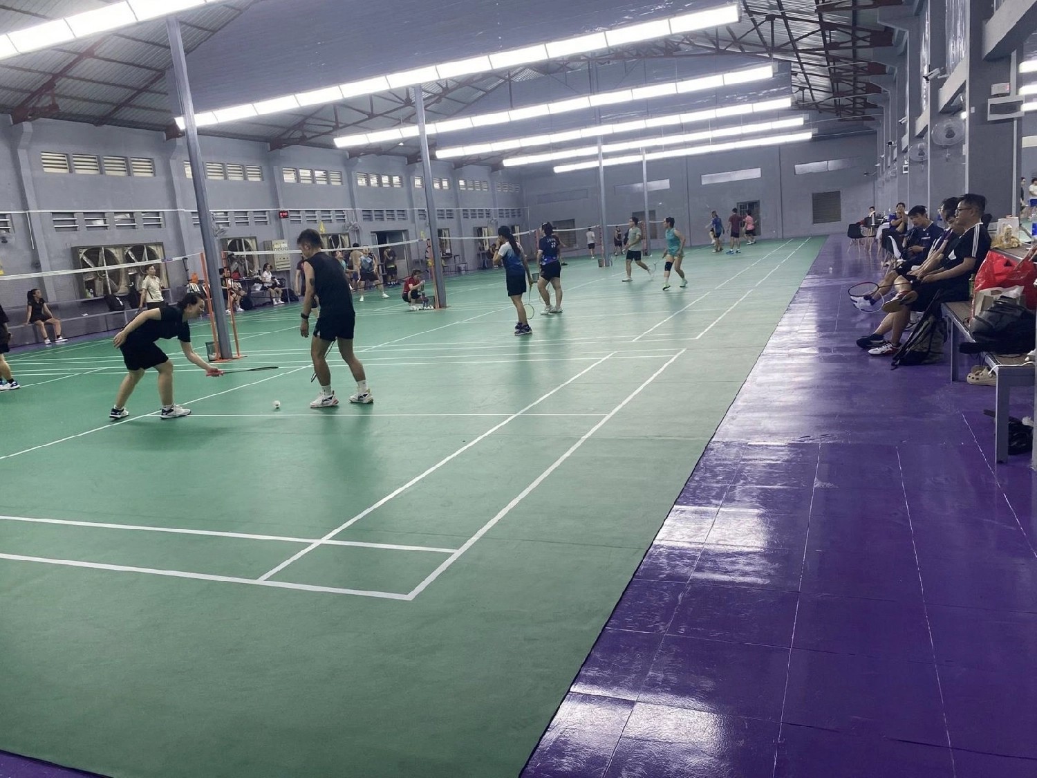 Người chơi đang thi đấu cầu lông tại sân Nguyễn Trọng Quyền