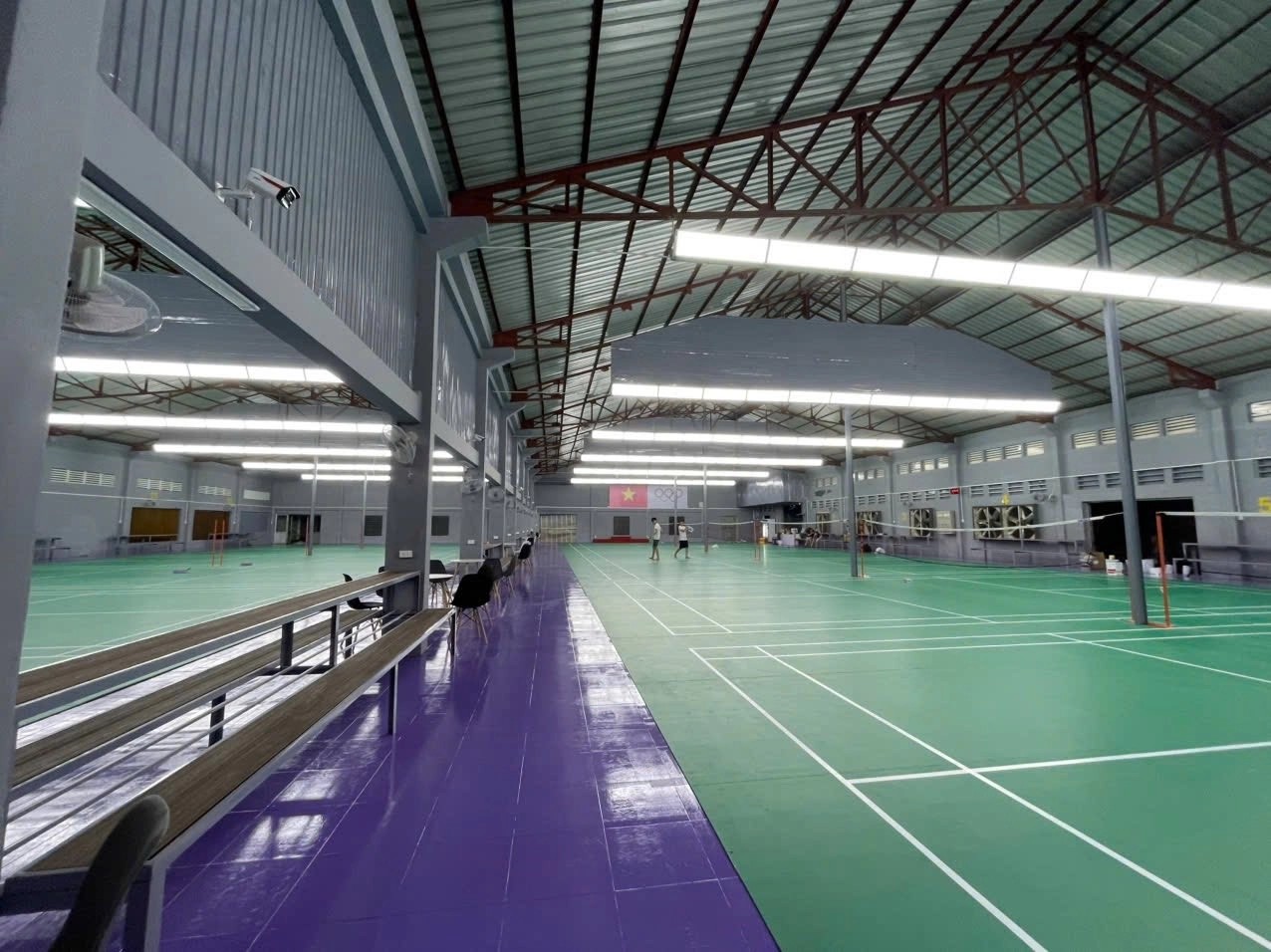 Khu vực nghỉ ngơi tại sân cầu lông Nguyễn Trọng Quyền