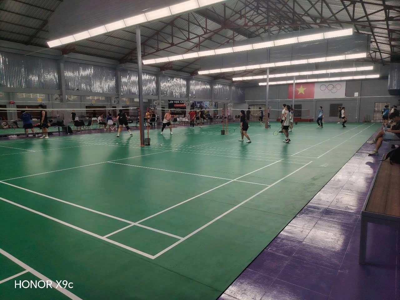 Vận động viên cầu lông thi đấu tại sân Nguyễn Trọng Quyền