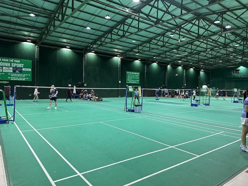 Sân cầu lông Tiến Dinh Sport được trang bị hệ thống đèn chiếu sáng chống chói cao cấp