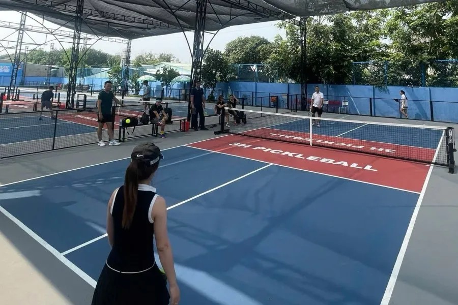 Người chơi đang tập trung trong một trận đấu tại sân Pickleball 3H Club & Coffee