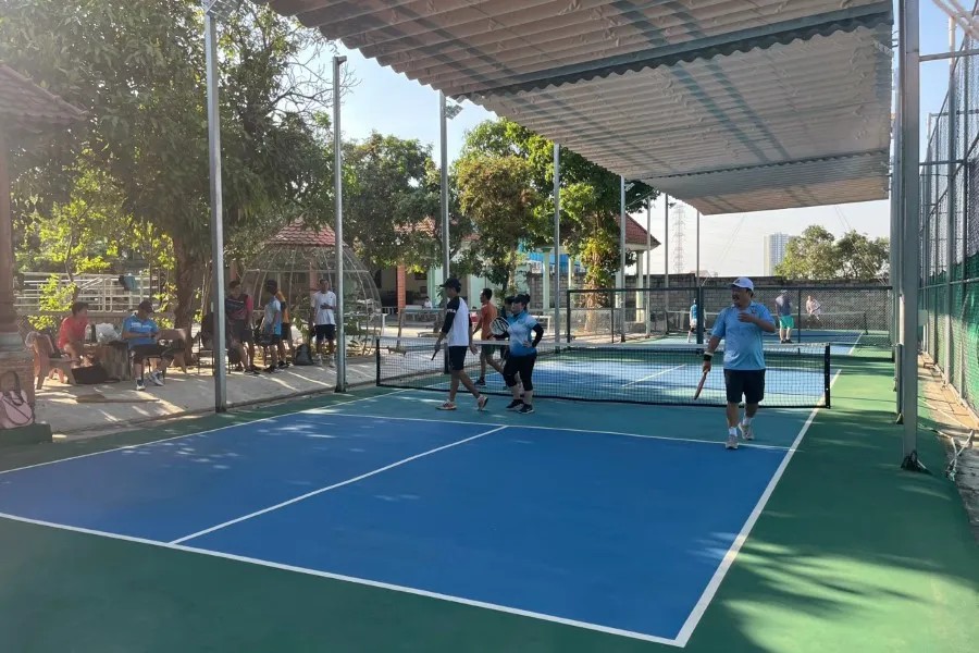 Người chơi đang khởi động trước trận đấu tại sân Pickleball CLB 620
