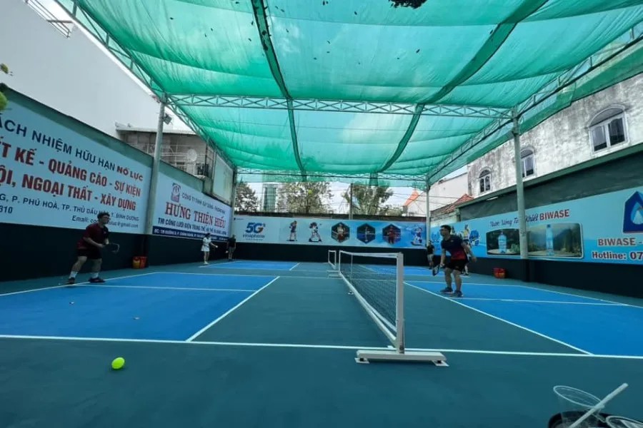 Cận cảnh mặt sân Pickleball Chánh Nghĩa với lớp sơn cát chống trượt